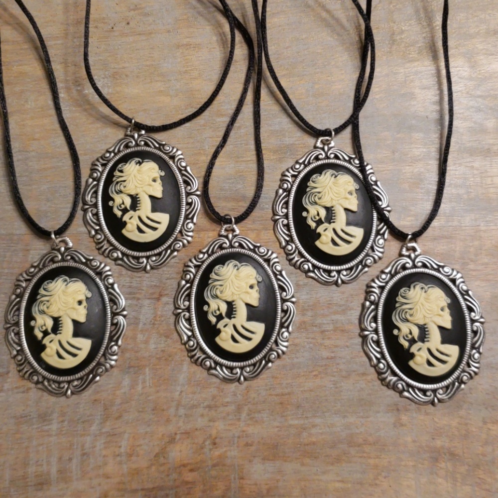 Large Lolita Skeleton Cameo Necklace Skull - Picture 6 of 8